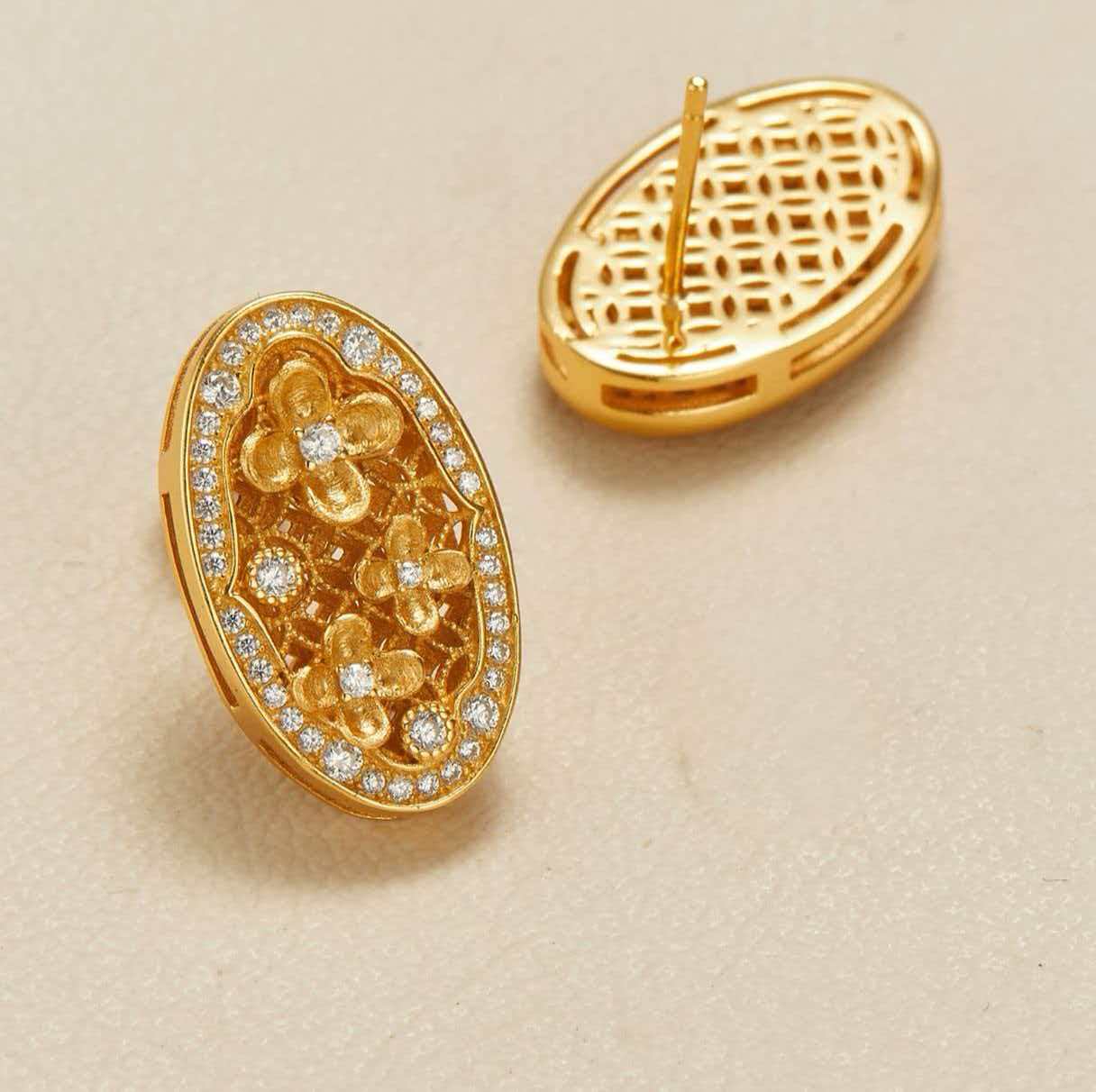 Oval Diamond-Embedded Hollow Stud Earrings