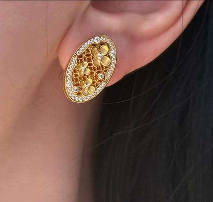 Oval Diamond-Embedded Hollow Stud Earrings