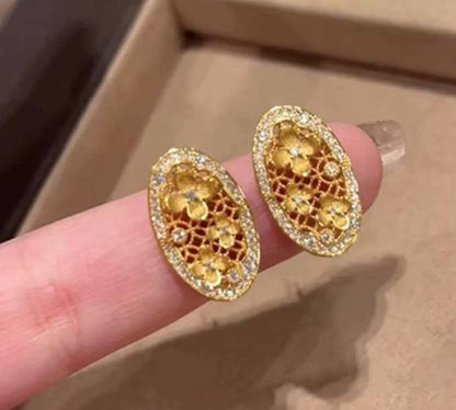 Oval Diamond-Embedded Hollow Stud Earrings
